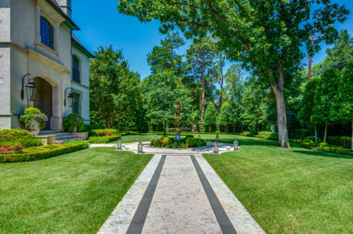 Maintaining a healthy lawn during the scorching Dallas summers can be challenging. The extreme heat, watering restrictions, and increased pest activity create hurdles for homeowners. Avoid these common Dallas lawn maintenance mistakes to keeping your lawn thriving.
